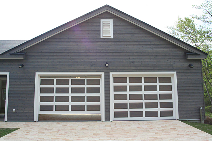 ジェイスタイルガレージのガレージドアはセクショナルタイプのオーバー