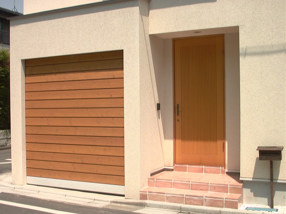 ジェイスタイルガレージのガレージドアはセクショナルタイプのオーバー